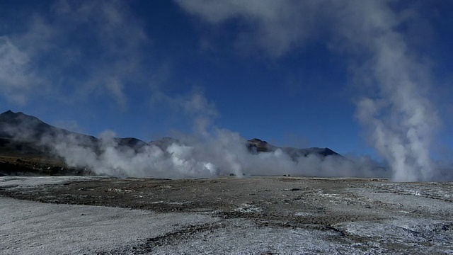 蒸汽上升在El Tatio间歇泉，圣佩德罗德阿塔卡马，智利，埃尔罗亚视频素材