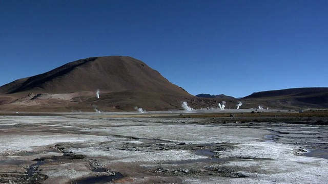 蒸汽上升在El Tatio间歇泉，圣佩德罗德阿塔卡马，智利，埃尔罗亚视频素材