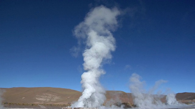 蒸汽上升在El Tatio间歇泉田，圣佩德罗德阿塔卡马，智利，埃尔罗亚视频素材