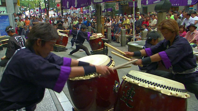 日本东京涩谷秋节期间，Taiko鼓手在街头表演视频素材