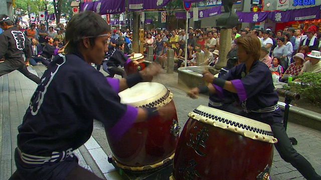 日本东京涩谷秋节期间，鼓手们在街头表演视频素材