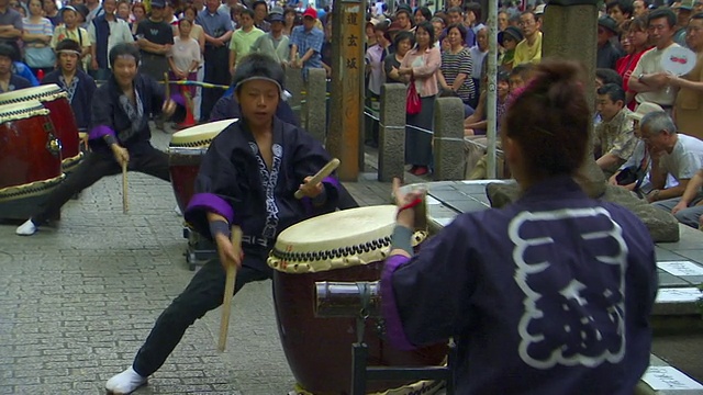 日本东京涩谷秋节期间，鼓手们在街头表演视频素材