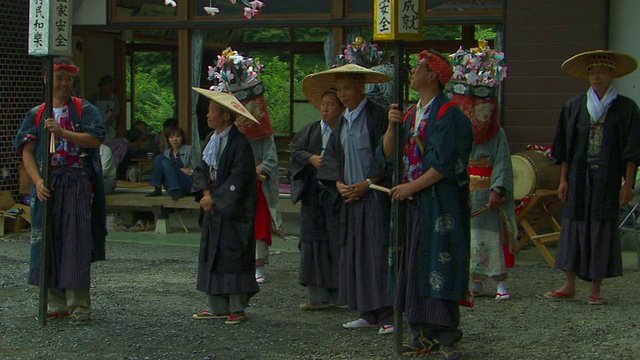 在日本，人们穿着传统的日本服装为秋天节日做准备视频素材