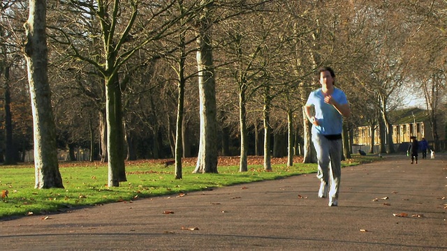 WS TS年轻人在路上慢跑/哈克尼，英国视频素材