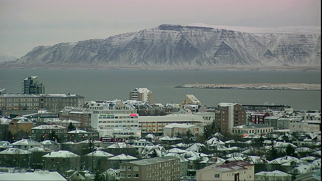 黄昏时分，冰岛雷克雅未克，朝向海湾和埃斯贾山的Hallgrimskirkja教堂视频素材