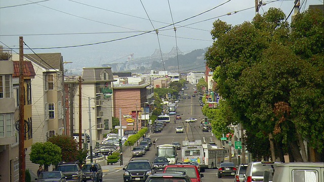 在美国加利福尼亚州旧金山，POV开车沿着北角街与奥克兰海湾大桥视频素材