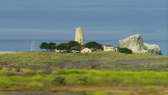 SIDE POV经过美国加州圣西蒙附近的Piedras Blancas灯光站视频素材