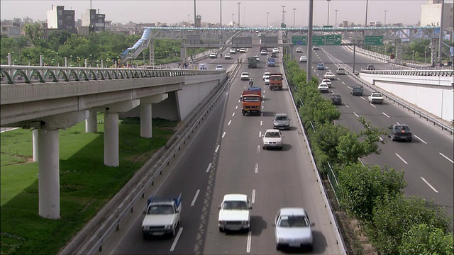 伊朗德黑兰高速公路上的交通视频素材