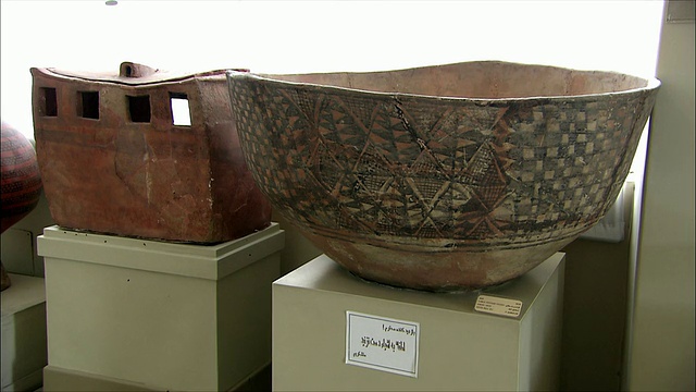 CU MONTAGE古代陶器，伊朗国家博物馆，德黑兰，伊朗视频素材