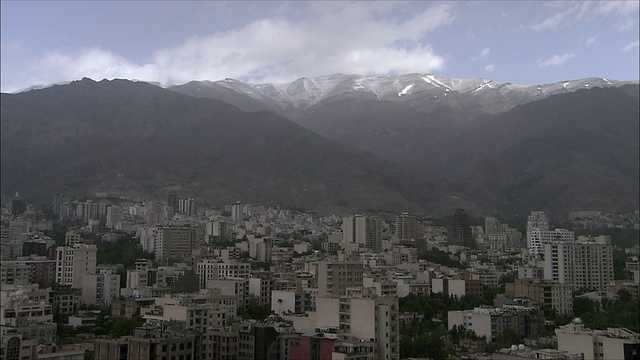 伊朗德黑兰北部的WS HA公寓大楼，背景是被雾覆盖的山脉视频素材