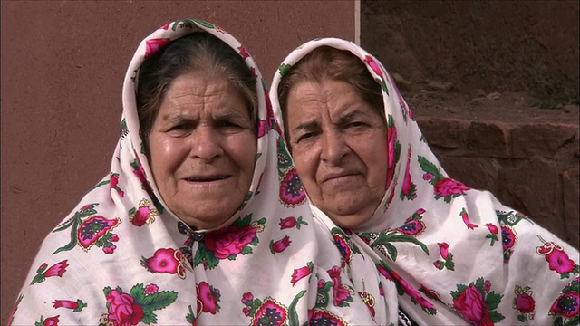 伊朗，Abyaneh, CU妇女戴头巾的肖像视频素材