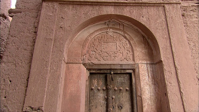 MS TU进入老建筑，Abyaneh，伊朗视频素材