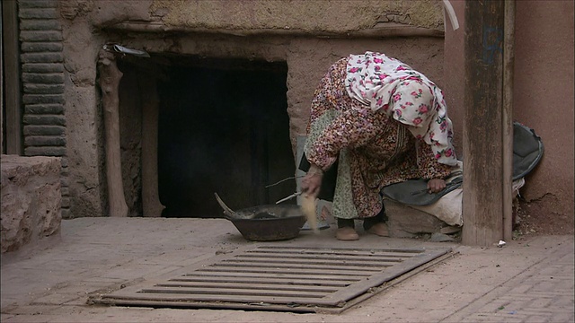 伊朗，Abyaneh，一名妇女正在清扫人行道视频素材