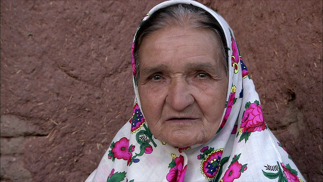 伊朗，Abyaneh, CU戴着传统头巾的高级妇女肖像视频素材