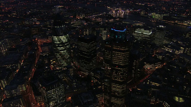 老NatWest塔(42号塔)的夜间鸟瞰图/缩小到30 St. Mary Axe /英国伦敦视频素材