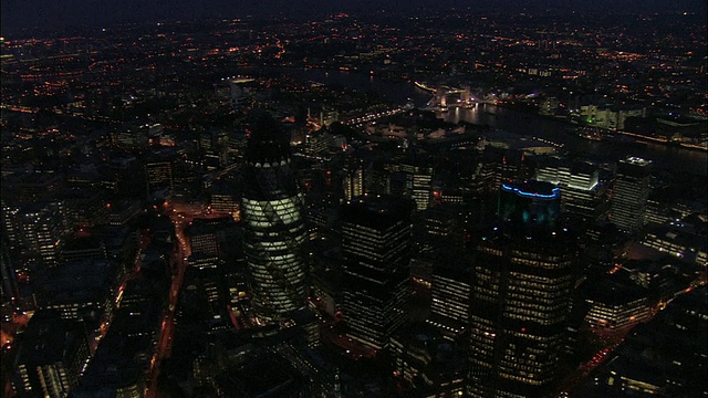 金融区夜间鸟瞰图/ 30 St. Mary Axe和Old NatWest Tower (Tower 42) /英国伦敦视频素材