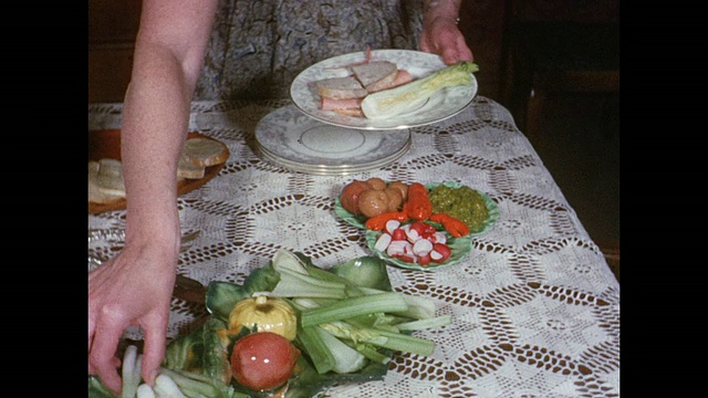 1955年蒙太奇屋派对，人们用食物装满盘子，波特Credit，安大略省，加拿大视频素材