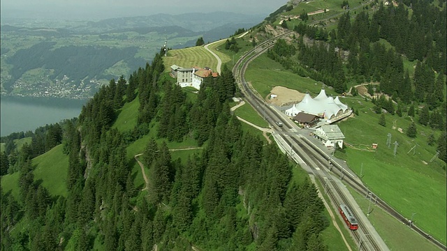 瑞士卢塞恩，Rigi Kaltbad山坡上的山地火车鸟瞰图视频素材