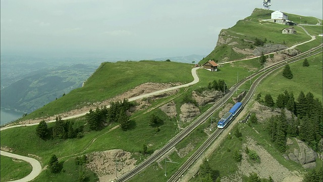 瑞士卢塞恩，Rigi Kaltbad山坡上的山地火车鸟瞰图视频素材