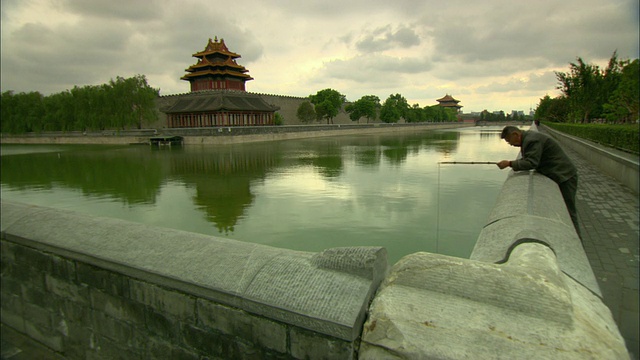 中国北京，紫禁城周围的湖上钓鱼视频素材