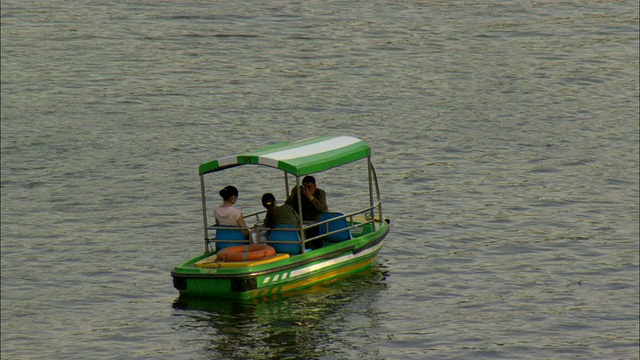 北京什刹海游船WS Three people in pedal boat on Lake Houhai, Beijing, China视频素材