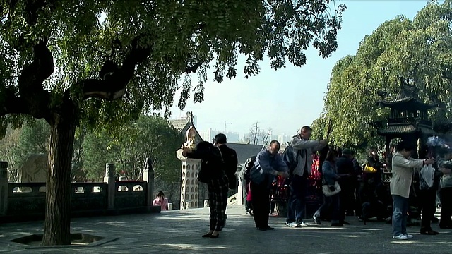 中国陕西西安，人们在寺庙外祈祷视频素材