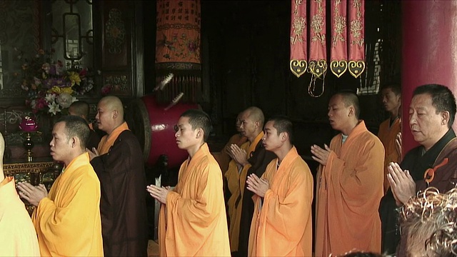 中国陕西西安，僧侣们在寺庙里祈祷视频素材