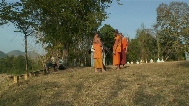 老挝琅勃拉邦寺院外的僧侣们视频素材