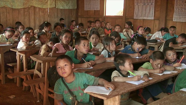 老挝北瓯村，学生们在课堂上上课视频素材