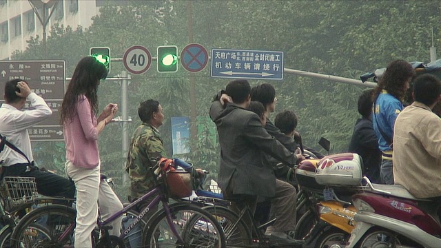 人们在街上等待绿灯，成都，四川，中国视频素材