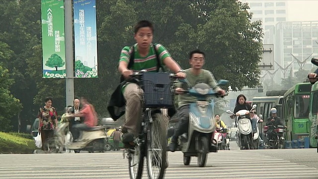 中国四川成都人行横道上的WS行人和骑自行车的人视频素材