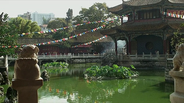 中国昆明，潘曼在寺庙外点燃蜡烛视频素材