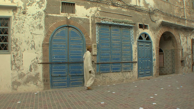 一名穿着jellaba行走在麦地那的男子，Essaouira，摩洛哥视频素材