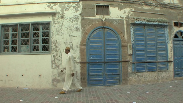 一名穿着jellaba行走在麦地那，Essaouira，摩洛哥视频素材