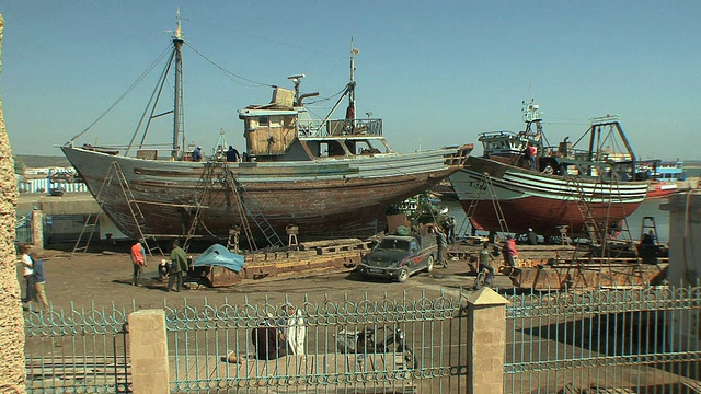 在码头上修理的船只，Essaouira，摩洛哥视频素材