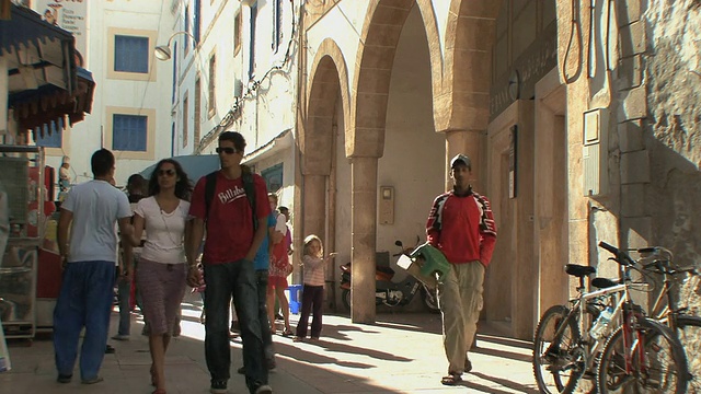 在摩洛哥的麦地那，Essaouira，人们在散步视频素材