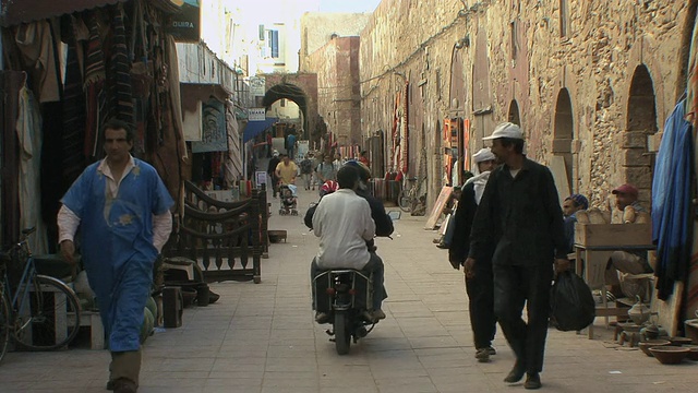 在麦地那沿着古老的城墙的WS商店，Essaouira，摩洛哥视频素材