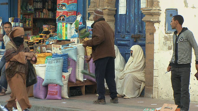 MS SELECTIVE FOCUS购物者和供应商在麦地那，Essaouira，摩洛哥视频素材