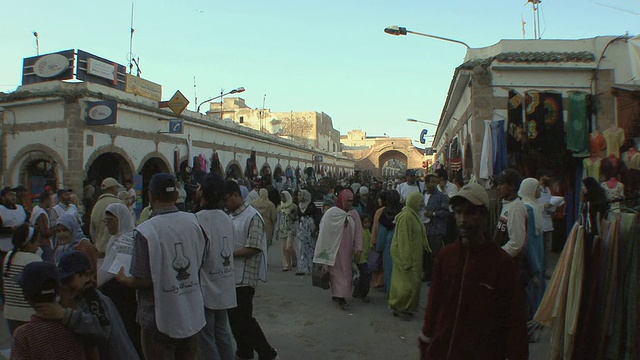 在麦地那，Essaouira，摩洛哥的WS购物者视频素材