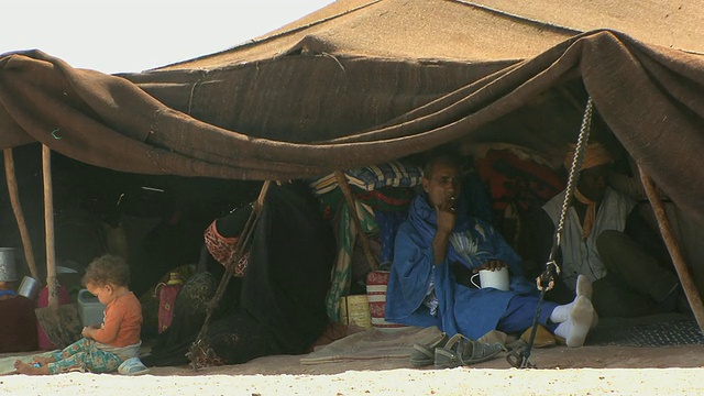 游牧的图阿雷格人在帐篷里，Merzouga，摩洛哥视频素材