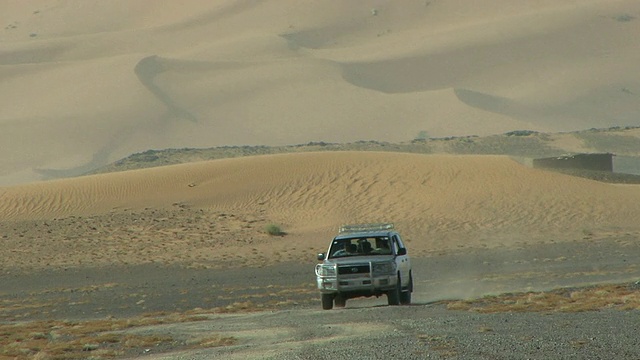 越野汽车穿过沙漠，Merzouga，摩洛哥视频素材