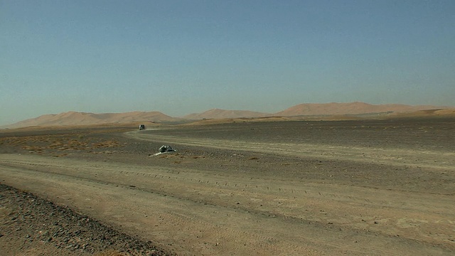 越野汽车穿过沙漠，Merzouga，摩洛哥视频素材