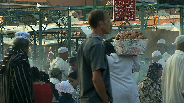 摩洛哥马拉喀什Djemaa el Fna广场的MS食品摊视频素材