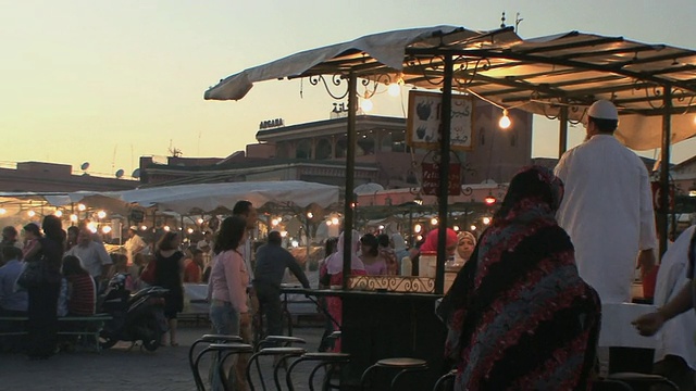 摩洛哥马拉喀什Djemaa el Fna广场拥挤的市场视频素材