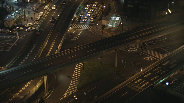 日本东京夜晚繁忙的街道视频素材