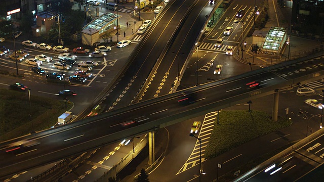 日本东京夜晚繁忙的街道视频素材