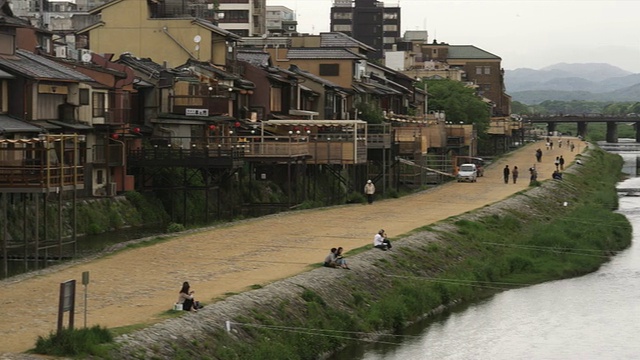 日本京都Pontocho alley和Kamo River的后面部分视频素材