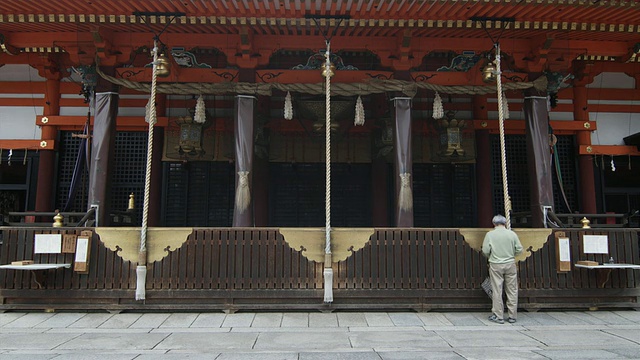 日本京都，祗园，八坂神社前祈祷的男子后视图视频素材