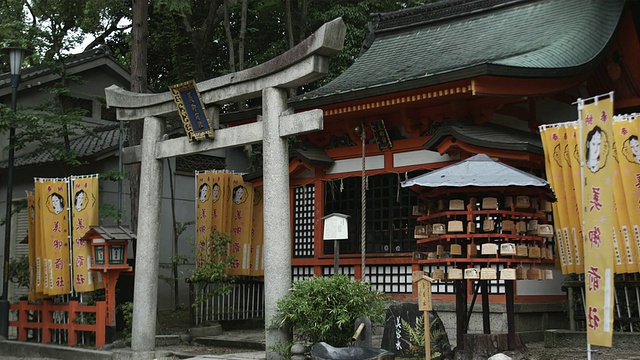 鸟居门和Ema牌匾在八坂神社，园，京都，日本视频素材