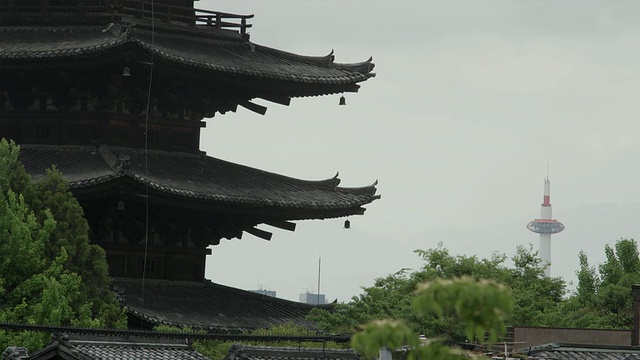 以京都塔为背景的安坂塔，日本京都视频素材